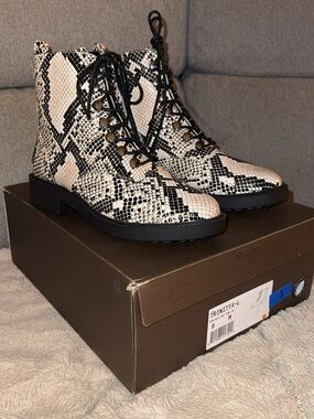 NEW Linea Paolo Trinity combat boots in a cream and black snakeskin print, sz 8